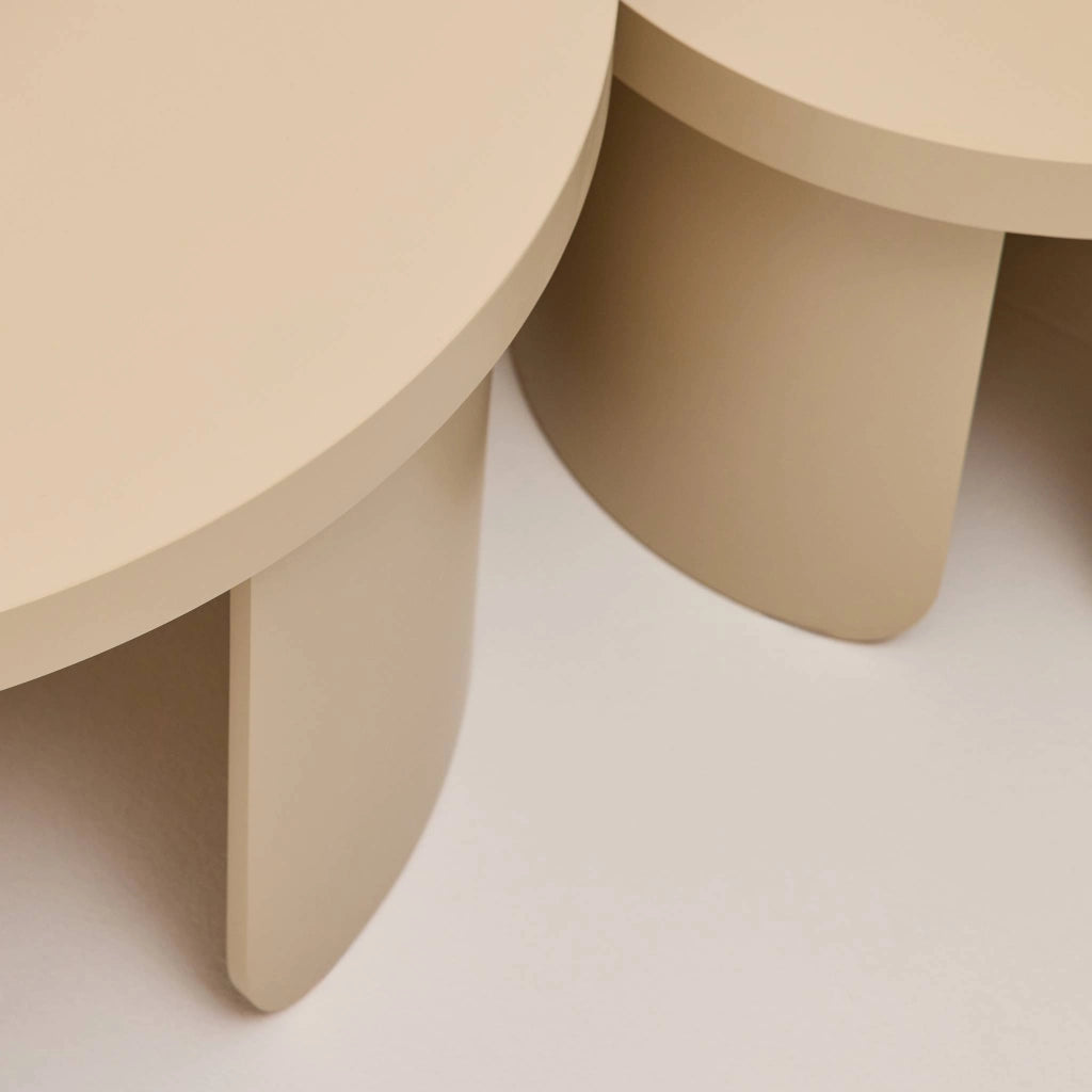 Set di 2 tavolini rotondi impilabili, beige