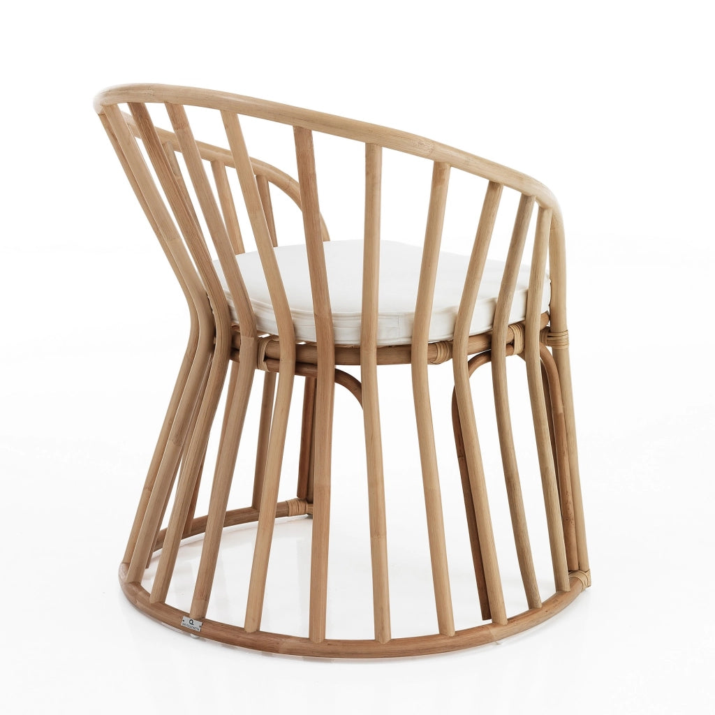 Poltroncina in rattan beige con cuscino