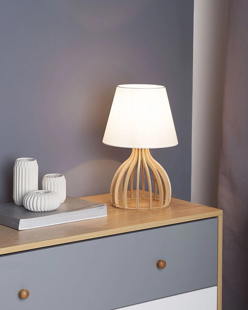 Lampada da Tavolo Base in Legno Chiaro e Paralume in Tessuto Bianco Moderna