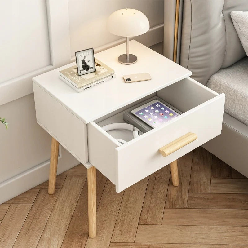 Mobile comodino bianco da 45x54,5x30 cm, funzionale e salvaspazio.