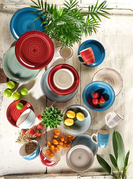 Set di piatti e tazze in materiale ecocompatibile