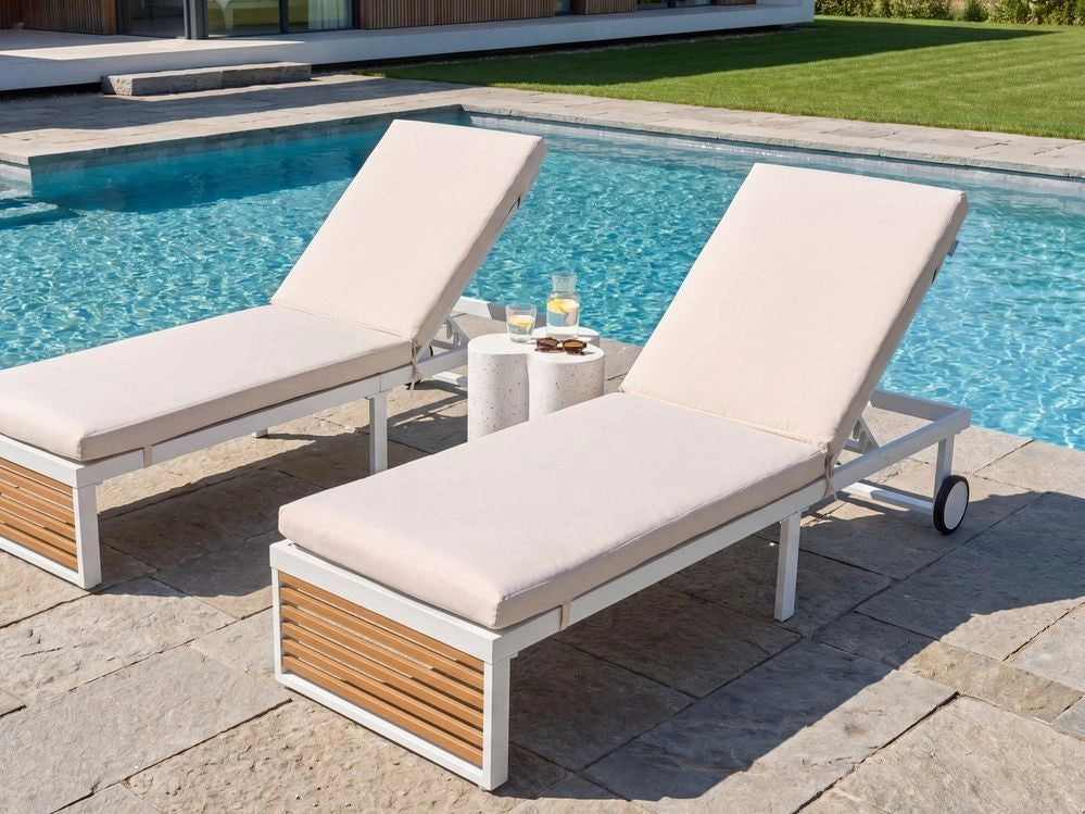 Lettino prendisole beige in alluminio con cuscino in tessuto, ruote e schienale regolabile