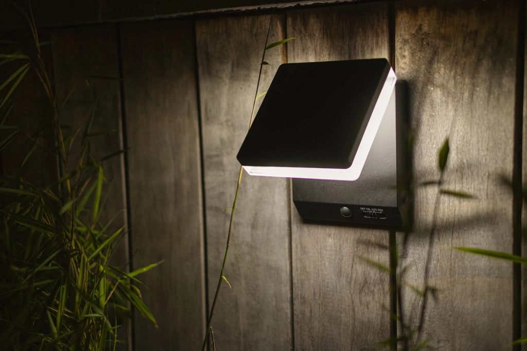 Applique esterno LED solare MOZE Lutec nera sensori