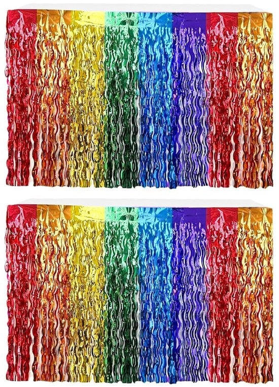 Tavolo a mosaico multicolore per decorazioni di festa