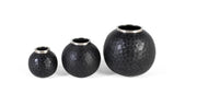 Set di tre vasi realizzati in metallo grigio scuro