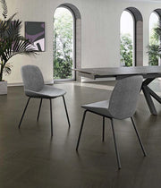 Sedia da pranzo Eva con seduta rivestita in tessuto grigio chiaro e struttura in polipropilene - Base in metallo nero - Dimensioni 46x57x80 cm