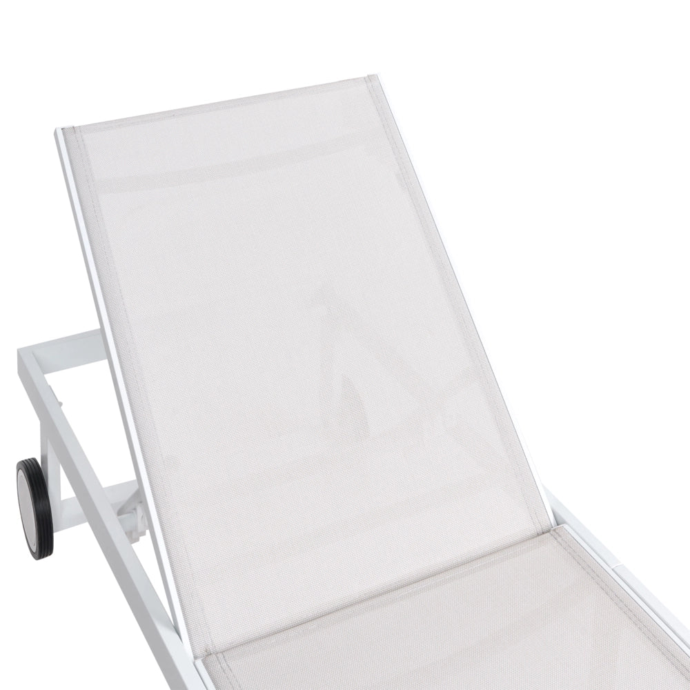 Lettino prendisole beige in alluminio con cuscino in tessuto, ruote e schienale regolabile