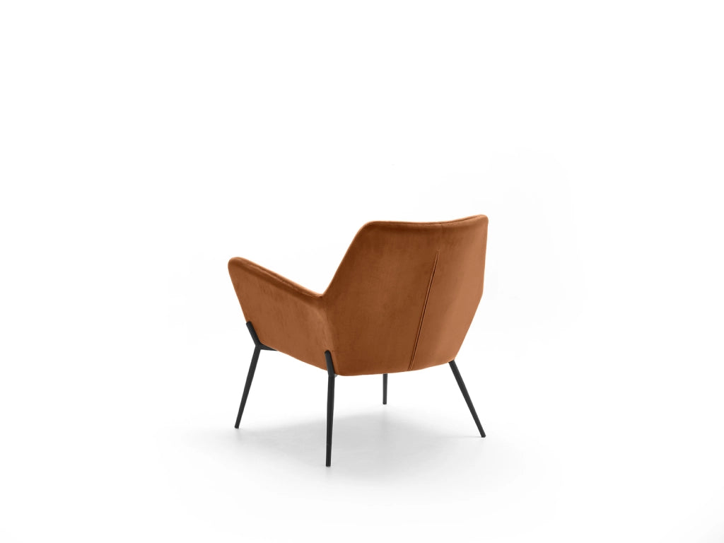Poltrona Gin in Velluto Caramello con Struttura in Metallo Nero Opaco - Design Moderno e Contemporaneo per Area Living 70x71,5x79 cm