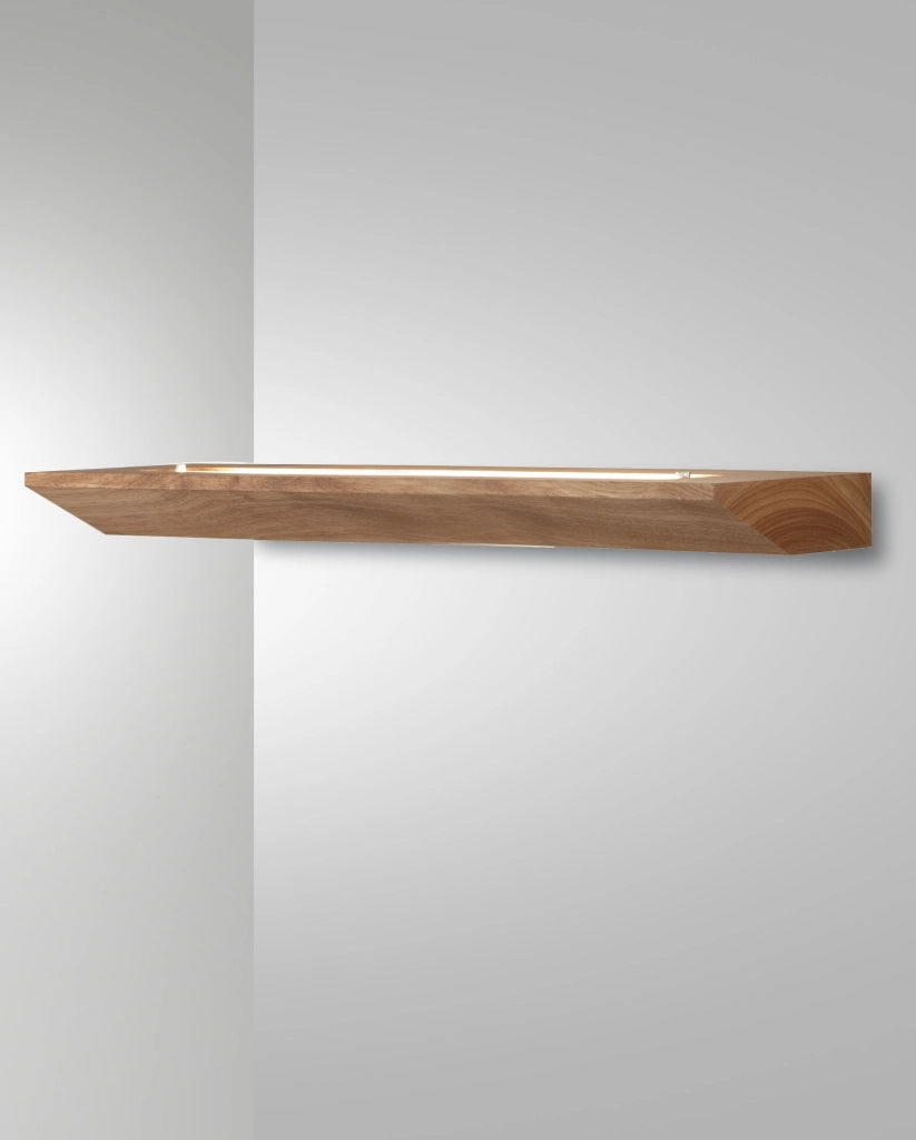 Lampada da parete Linus 3663-26-215 in metallo e legno naturale con LED integrato da 27W, temperatura 3000K, finitura color Quercia 60x17cm