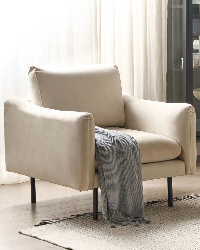 Poltrona moderna in velluto Beige chiaro con gambe nere Stile Retrò Moderno