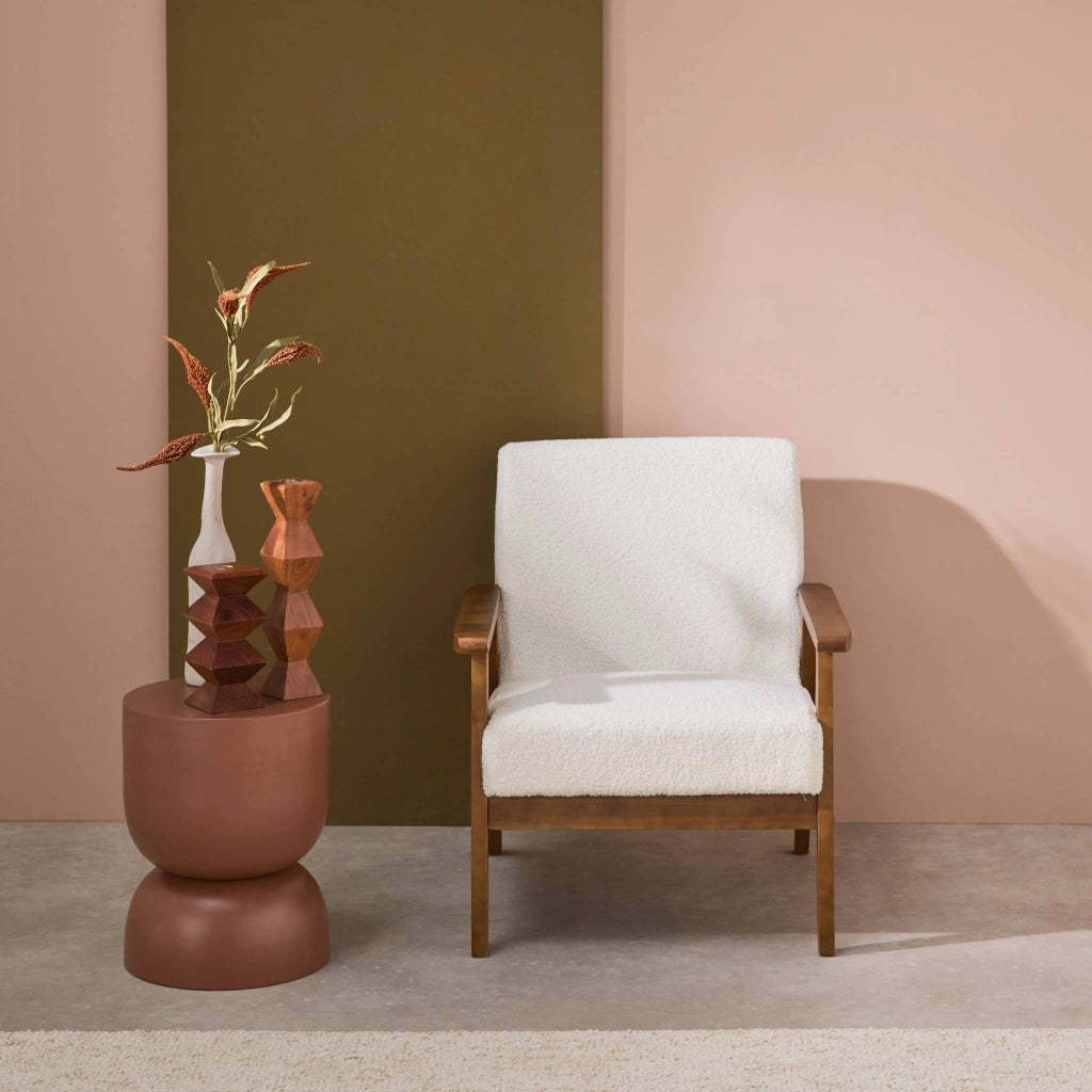 Poltrona scandinava bouclé in legno di hevea tinto noce chiaro, bouclé