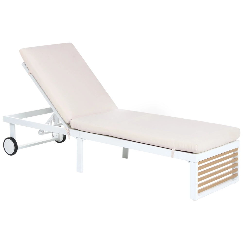 Lettino prendisole beige in alluminio con cuscino in tessuto, ruote e schienale regolabile