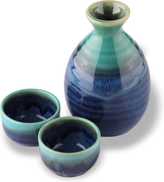 Set di Sake in Ceramica Mino Giapponese, Bottiglia di Sake Tokkuri e 2 Tazze di Sake Ochoko Guinomi, Marine Seiryu 

- Modello: Marine Seiryu 
- Materiale: Ceramica Mino 
- Contenuto: 1 Bottiglia di Sake Tokkuri, 2 Tazze di Sake Ochoko Guinomi