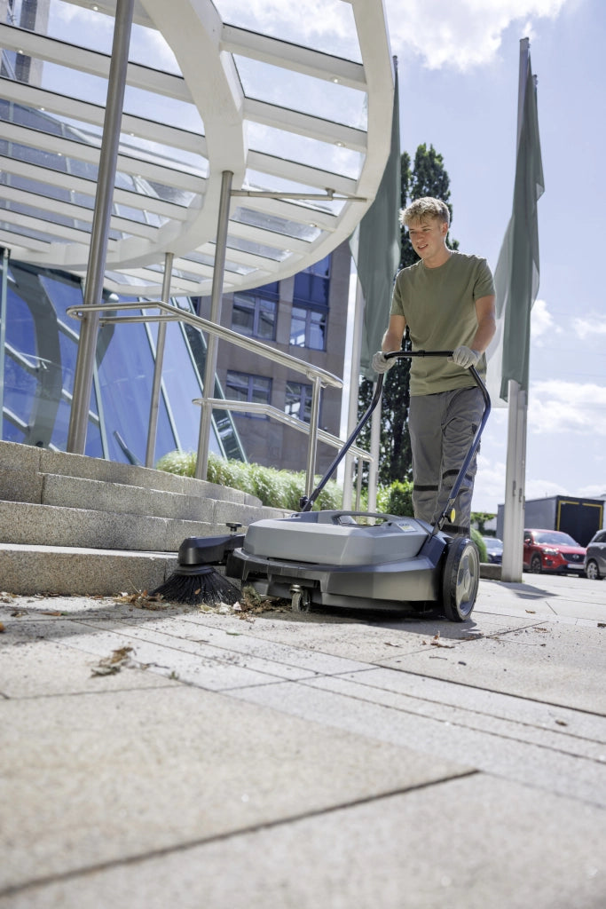 KARCHER Spazzatrice Professionale KM 70/20 C - Max. prestazioni di area: 2800 m²/h - Larghezza di lavoro: 480 mm - Ampiezza di lavoro con 1 spazzola laterale: 700 mm