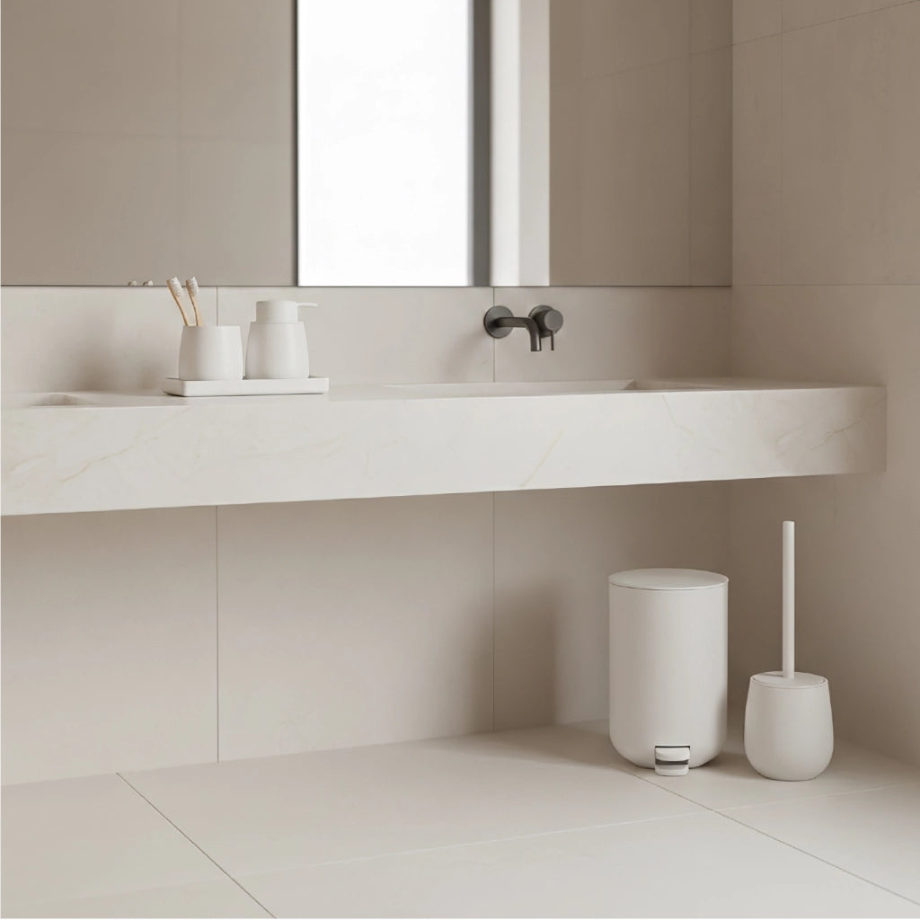 Set Accessori Bagno 6 Pezzi in ABS Completo Pattumiera con Pedale, Scopino WC, Dispenser Sapone, Porta Spazzolini, Bicchiere e Vassoio Antiscivolo Design Moderno e Resistente Bianco