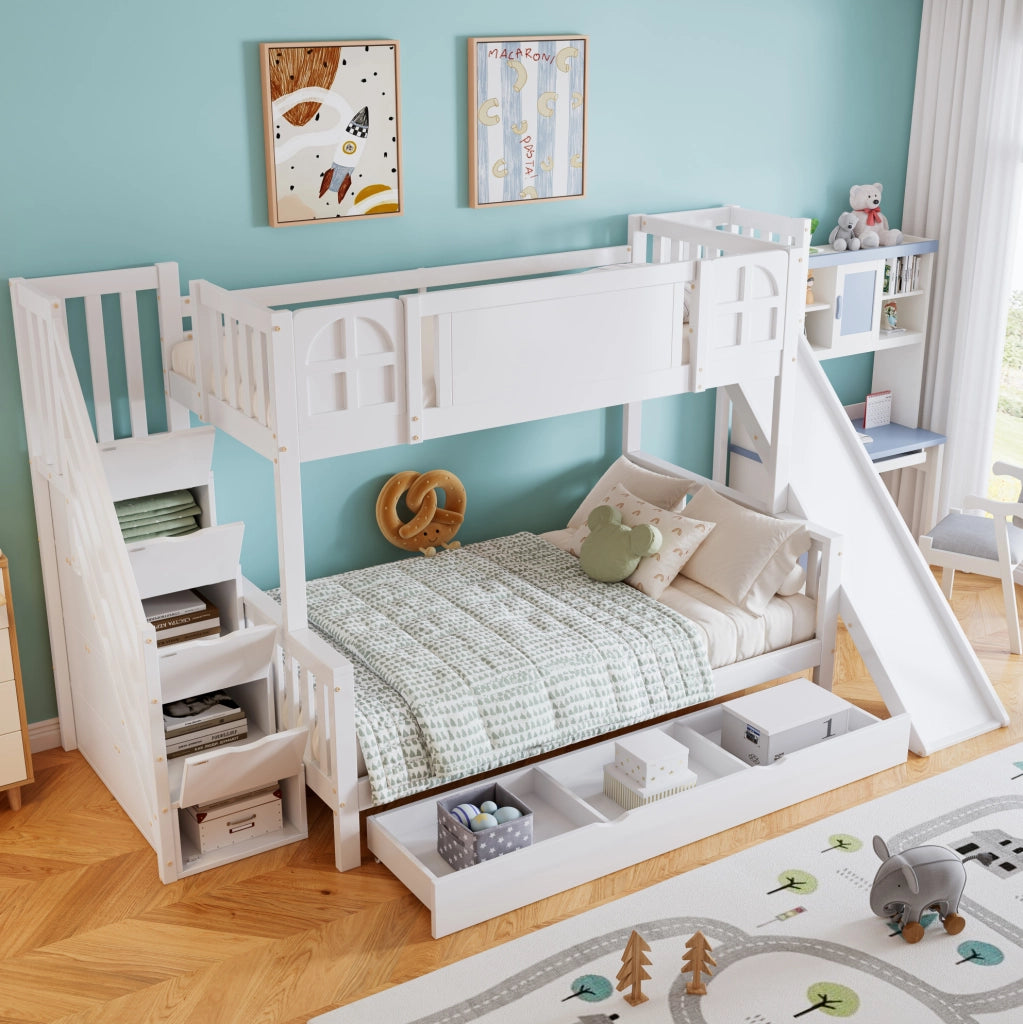 Letto a castello con finestre, scivolo e scala contenitore