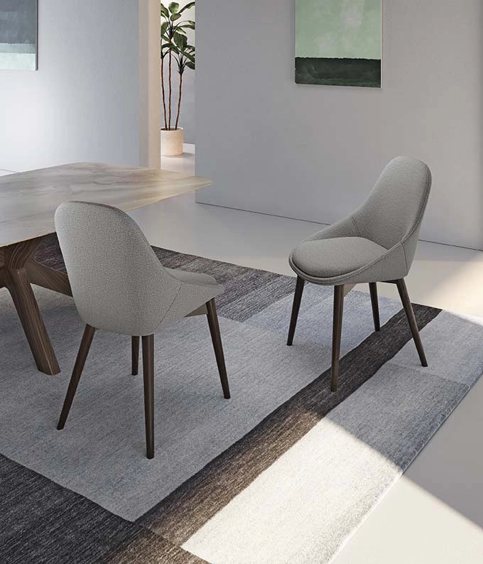 Sedia da pranzo Astrid con struttura in massello di noce e seduta imbottita in tessuto grigio chiaro - Design contemporaneo ed elegante