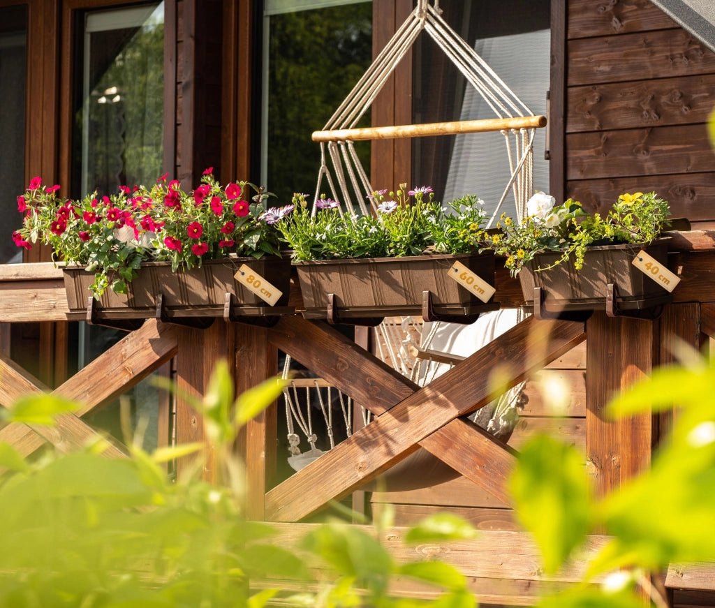 Vaso da fiori per balcone KADAX da 80 cm con supporto e balaustra.