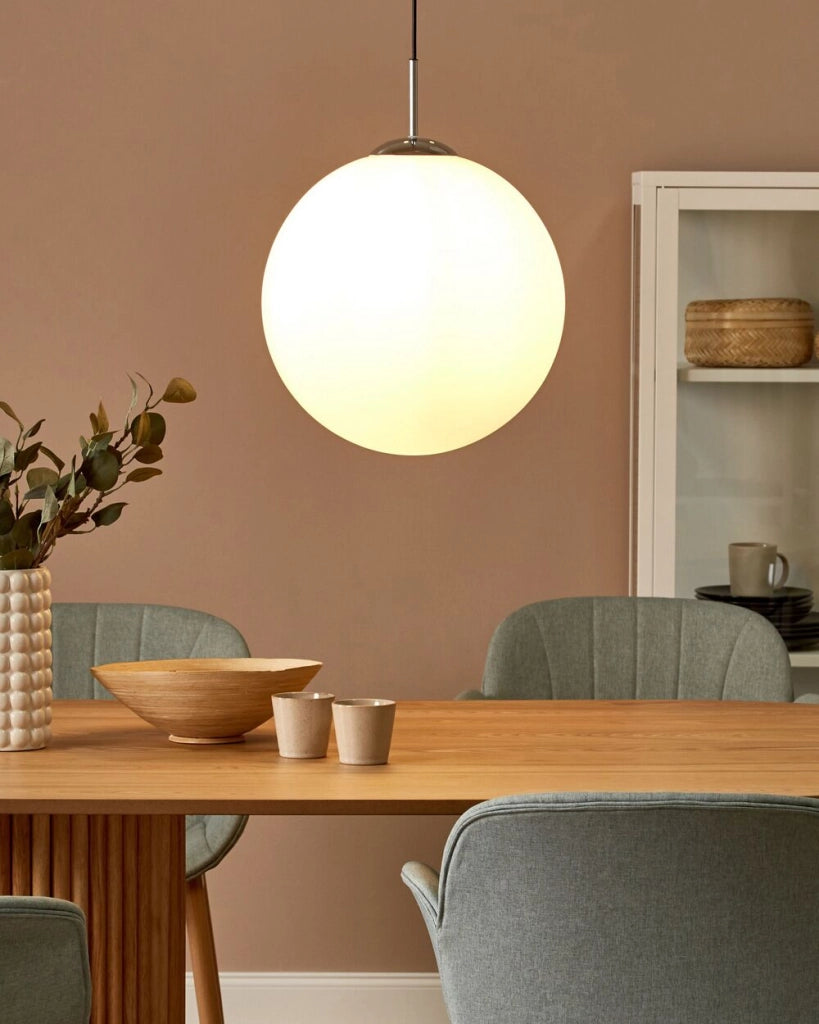 Lampada a Sospensione Vetro Bianco Elementi Argento Forma Globo Grande 1 Luce Moderna