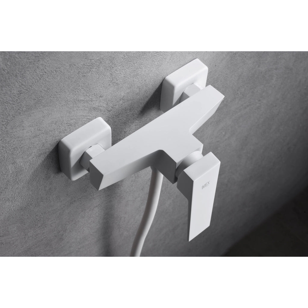 IMEX Miscelatore doccia in ottone e zama bianco opaco con cartuccia ceramica Ø35 mm tubo flessibile PVC 180 cm portamanopola in ABS manopola quadrata Imex-BDAR025-5BL Art