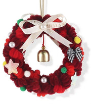 Decorazione di Natale in Rosso con Pannocchioline e Pompon
