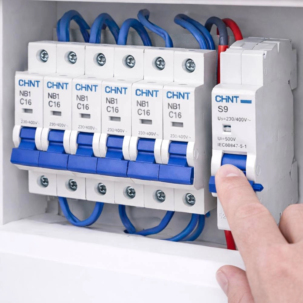 Sganciatore a lancio di corrente chint s9/230 per interruttori automatici