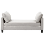 Chaise longue in tessuto grigio chiaro imbottita con cuscini gambe in acciaio in stile scandinavo