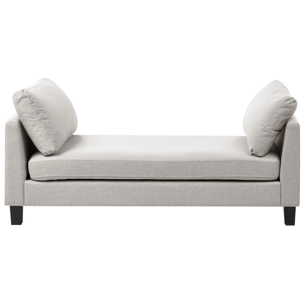 Chaise longue in tessuto grigio chiaro imbottita con cuscini gambe in acciaio in stile scandinavo