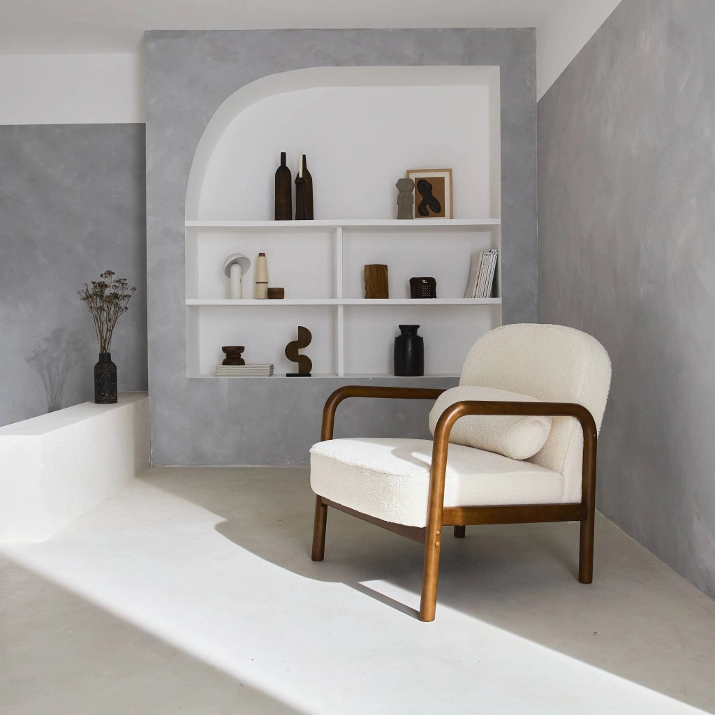 Poltrona scandinava in legno di hevea tinto noce, crema