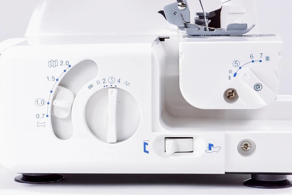 Gritzner 788 Serie Overlock Macchina da Cucire Overlock 2-3-4 Fili Trasporto Differenziale Braccio Libero 1300 punti-min colore Bianco