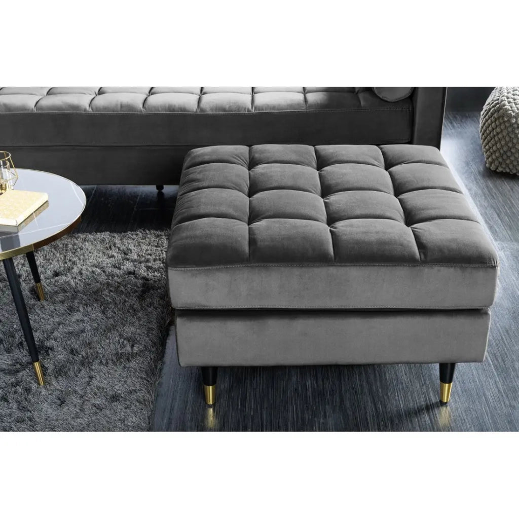 Pouf KOLIRI grigio – design quadrato in velluto