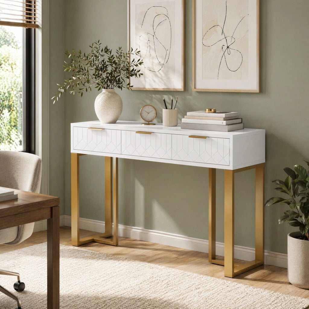 Tavolino consolle moderno con cassetti, struttura in metallo color oro, finitura bianca e piedini regolabili