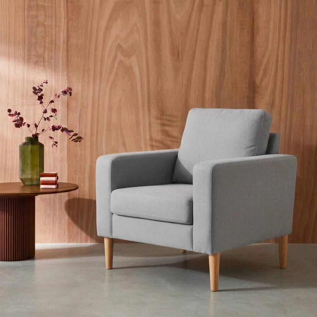 Poltrona scandinava in legno e tessuto, grigio chiaro