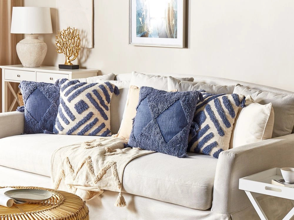 Set di 2 cuscini decorativi cotone beige e blu 45 x 45 cm motivo geometrico nappe rivestimento sfoderabile con imbottitura boho