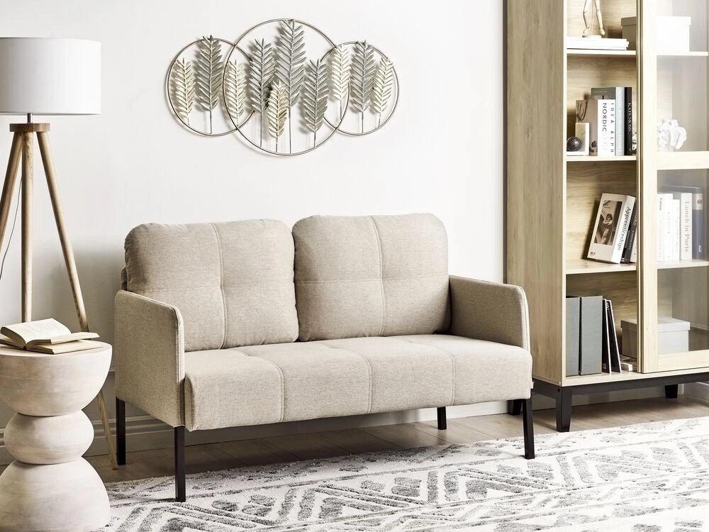Divano 2 posti  tessuto beige con cuscini schienale cuscini imbottiti gambe in metallo stile retrò