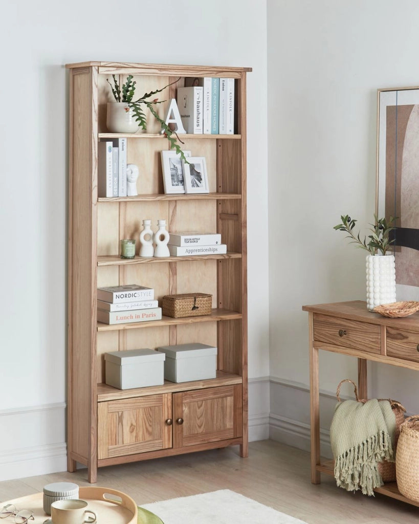 Libreria scaffale con mensole in legno chiaro in stile rustico