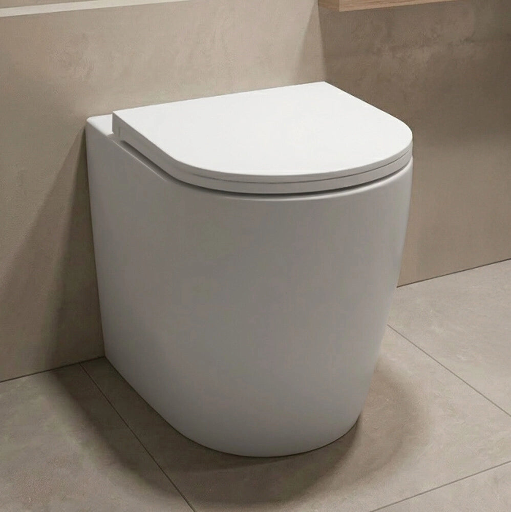 Wc filo muro P 52 cm in ceramica bianca con design ovale e scarico rimless Velora