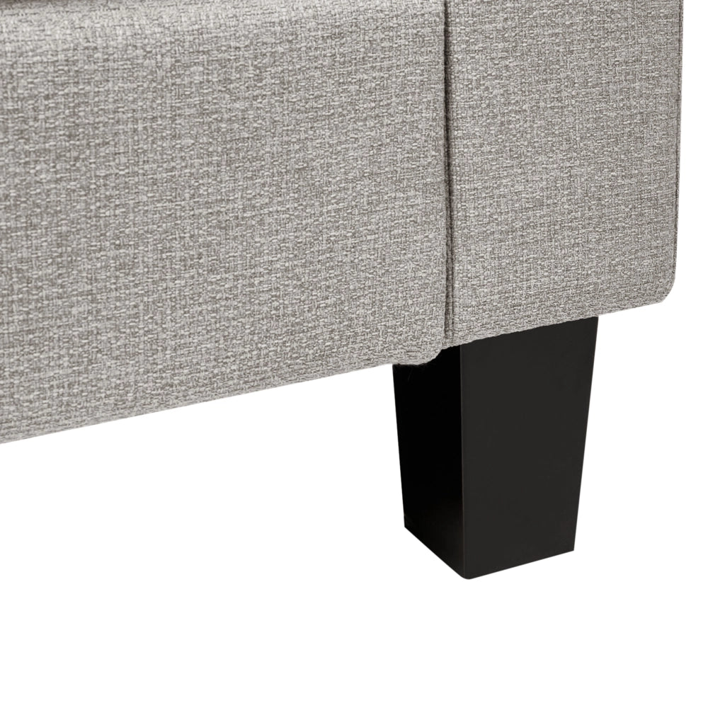 Chaise longue in tessuto grigio chiaro imbottita con cuscini gambe in acciaio in stile scandinavo