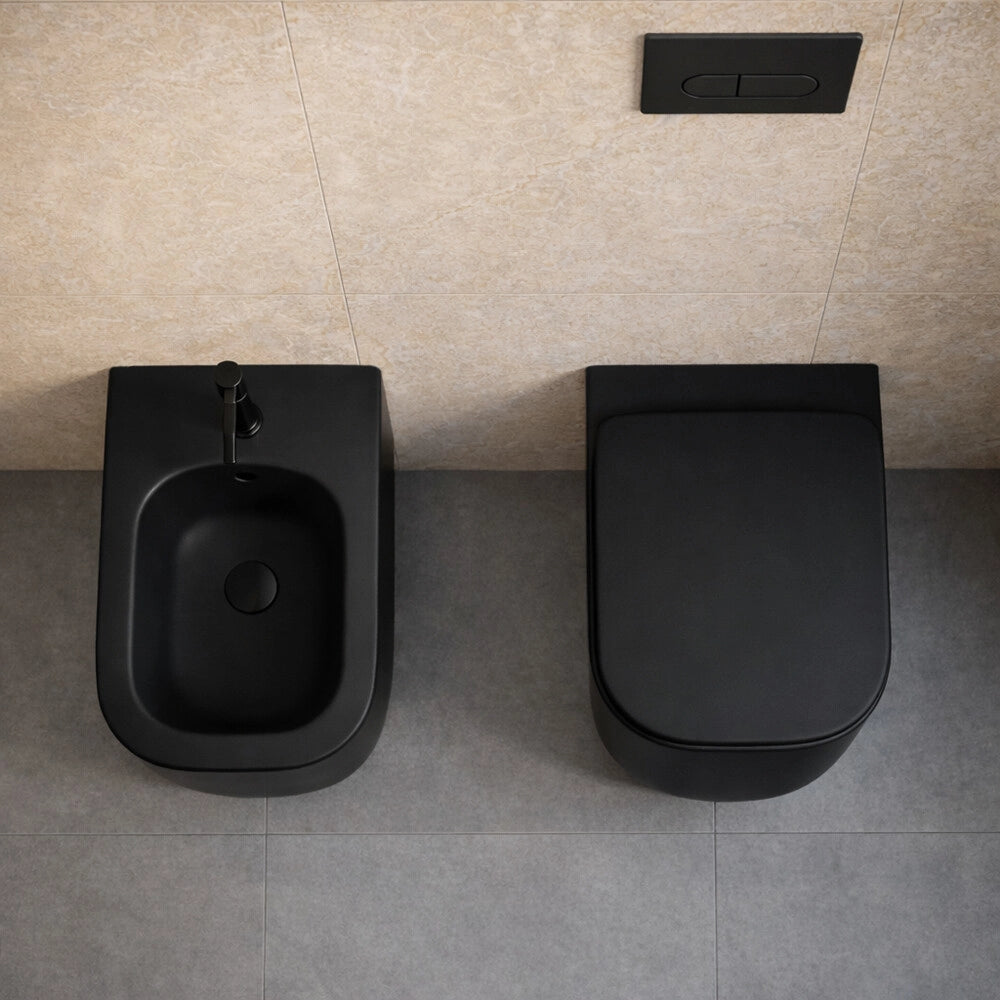 Wc filo muro nero opaco con scarico tornado e design arrotondato Kora
