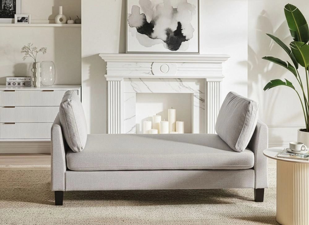 Chaise longue in tessuto grigio chiaro imbottita con cuscini gambe in acciaio in stile scandinavo