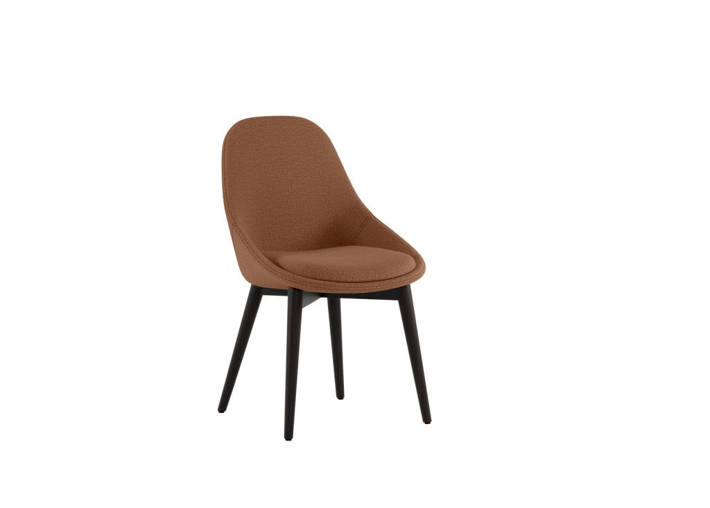 Sedia da pranzo Astrid con struttura in massello di noce e seduta imbottita in tessuto ruggine - Design contemporaneo ed elegante
