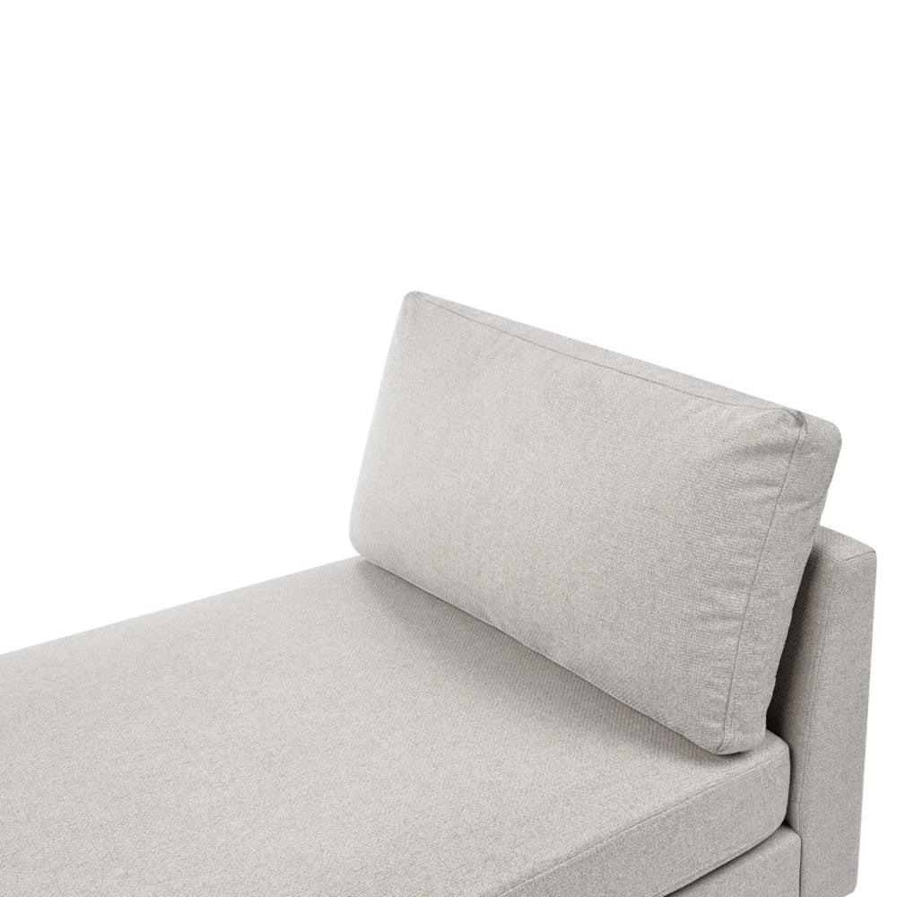 Chaise longue in tessuto grigio chiaro imbottita con cuscini gambe in acciaio in stile scandinavo