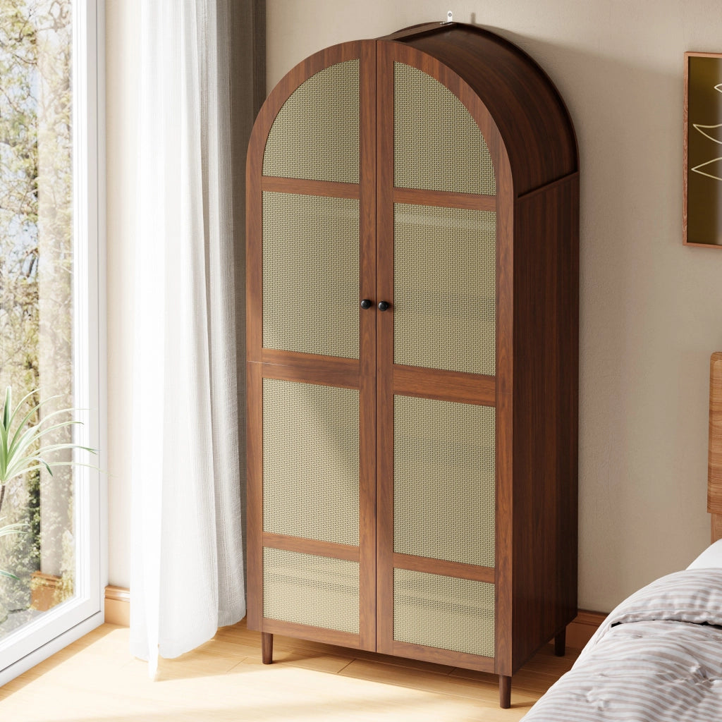 Armadio moderno con porte curve, barra appendiabiti e cassetti, colore noce
