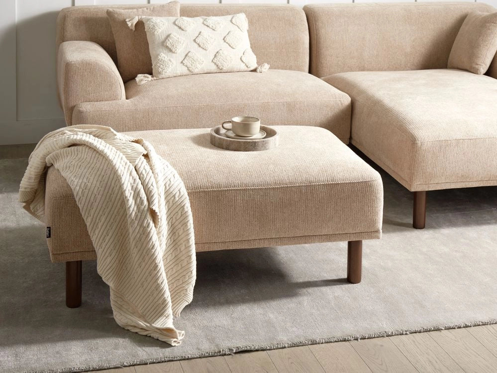 Pouf in tessuto beige rettangolare con solide gambe in legno verniciato stile minimalista