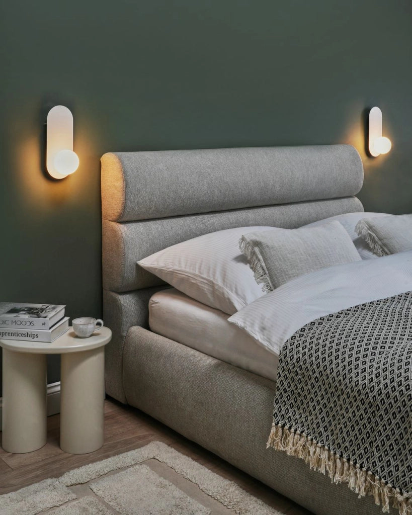 Set di 2 lampade da parete ovali con paralumi a globo in vetro bianco stile retrò