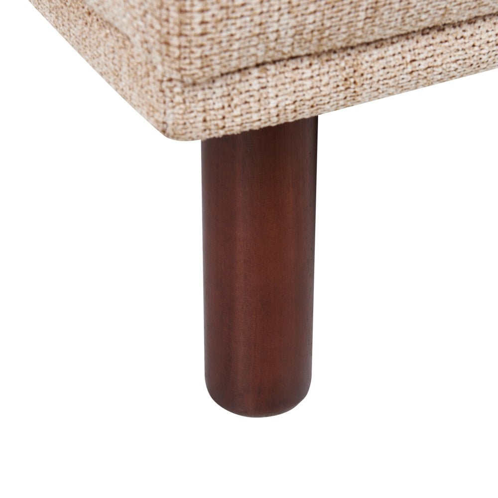 Pouf in tessuto beige rettangolare con solide gambe in legno verniciato stile minimalista