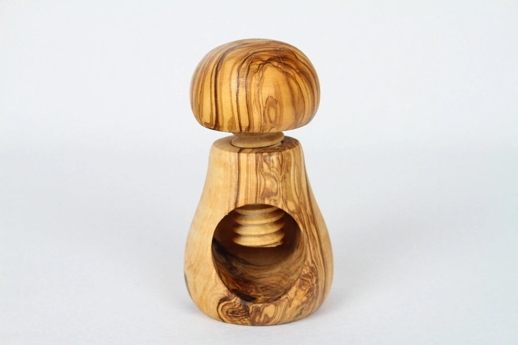 Schiaccianoci in legno d'olivo, peso 0,23 kg, dimensioni 6,8 x 7,1 x 10,9 cm