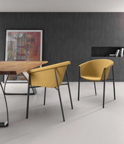 Sedia da pranzo Nari con scocca a guscio imbottita in tessuto Giallo e gambe in metallo Nero dal design moderno - 56x58x79 cm