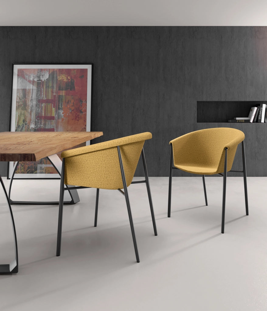 Sedia da pranzo Nari con scocca a guscio imbottita in tessuto Giallo e gambe in metallo Nero dal design moderno - 56x58x79 cm