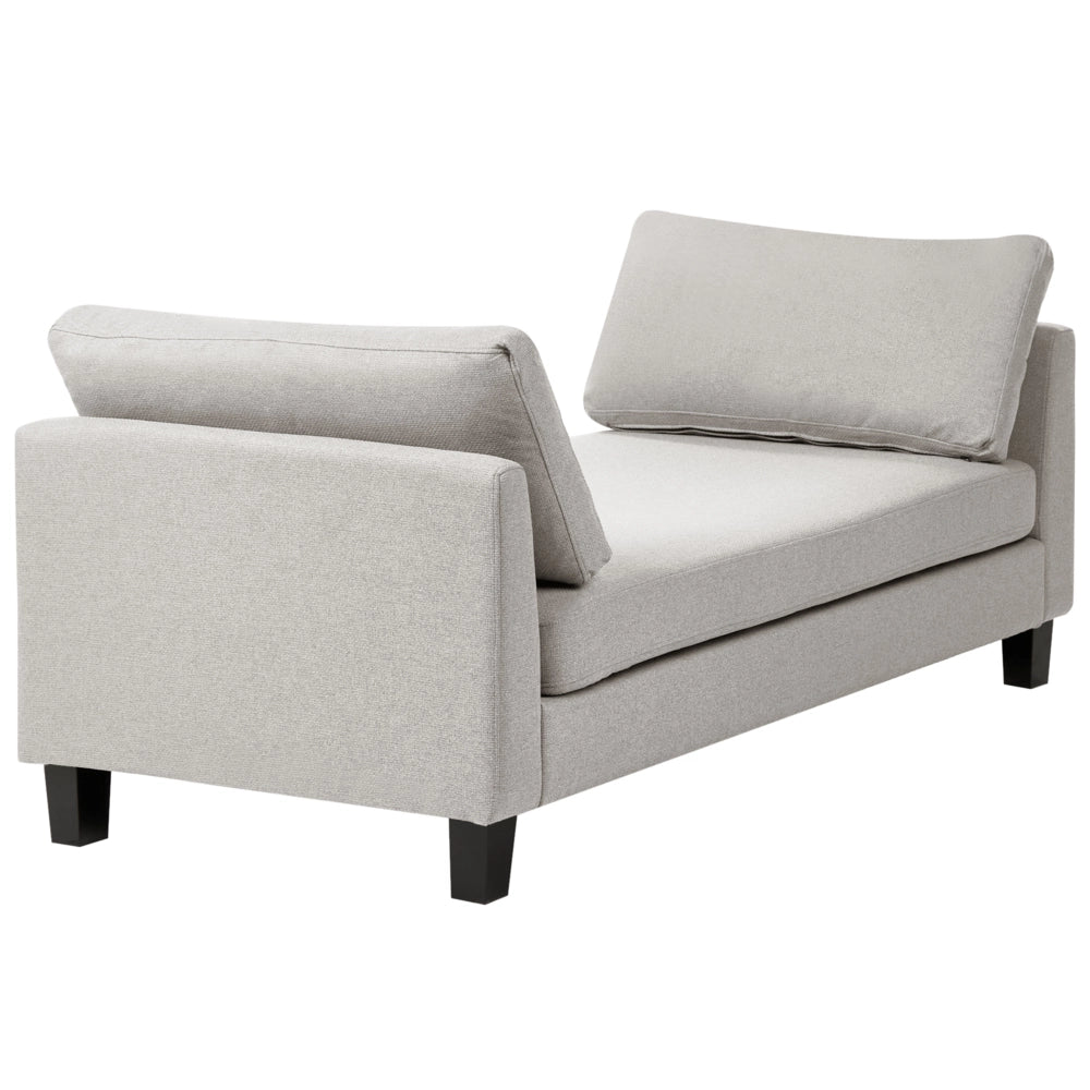 Chaise longue in tessuto grigio chiaro imbottita con cuscini gambe in acciaio in stile scandinavo